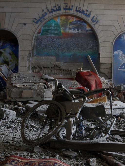 Ein Gesundheitszentrum im Libanon nach einem Luftangriff der israelischen Armee. Ein demoliertes Fahrrad vor vielen Trümmerteilen 
