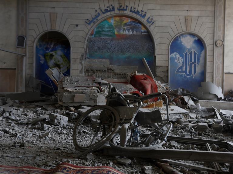 Ein Gesundheitszentrum im Libanon nach einem Luftangriff der israelischen Armee. Ein demoliertes Fahrrad vor vielen Trümmerteilen 