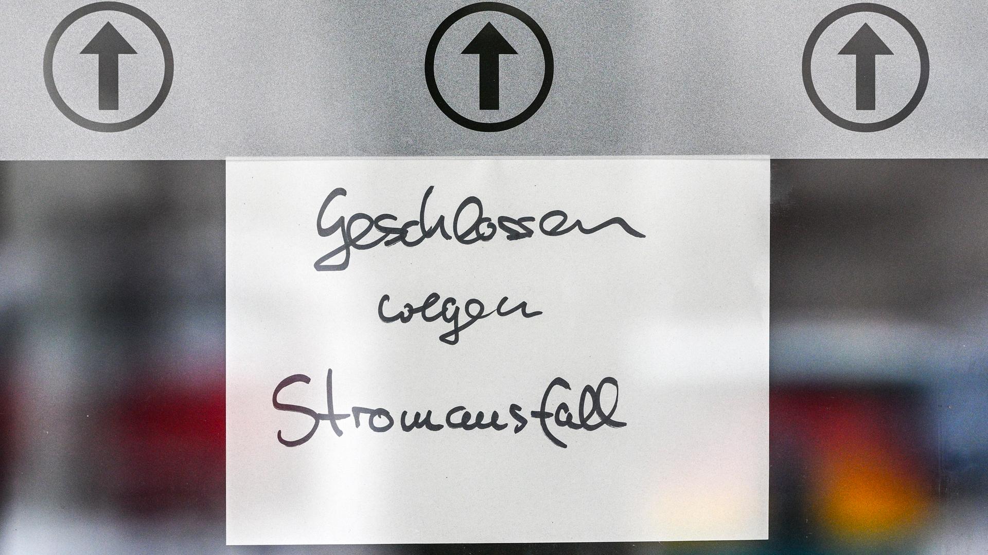 „Geschlossen wegen Stromausfall" steht auf einem Zettel an einem Supermarkt am S-Bahnhof Zehlendorf. „Geschlossen wegen Stromausfall" steht auf einem Zettel an einem Supermarkt am S-Bahnhof Zehlendorf.