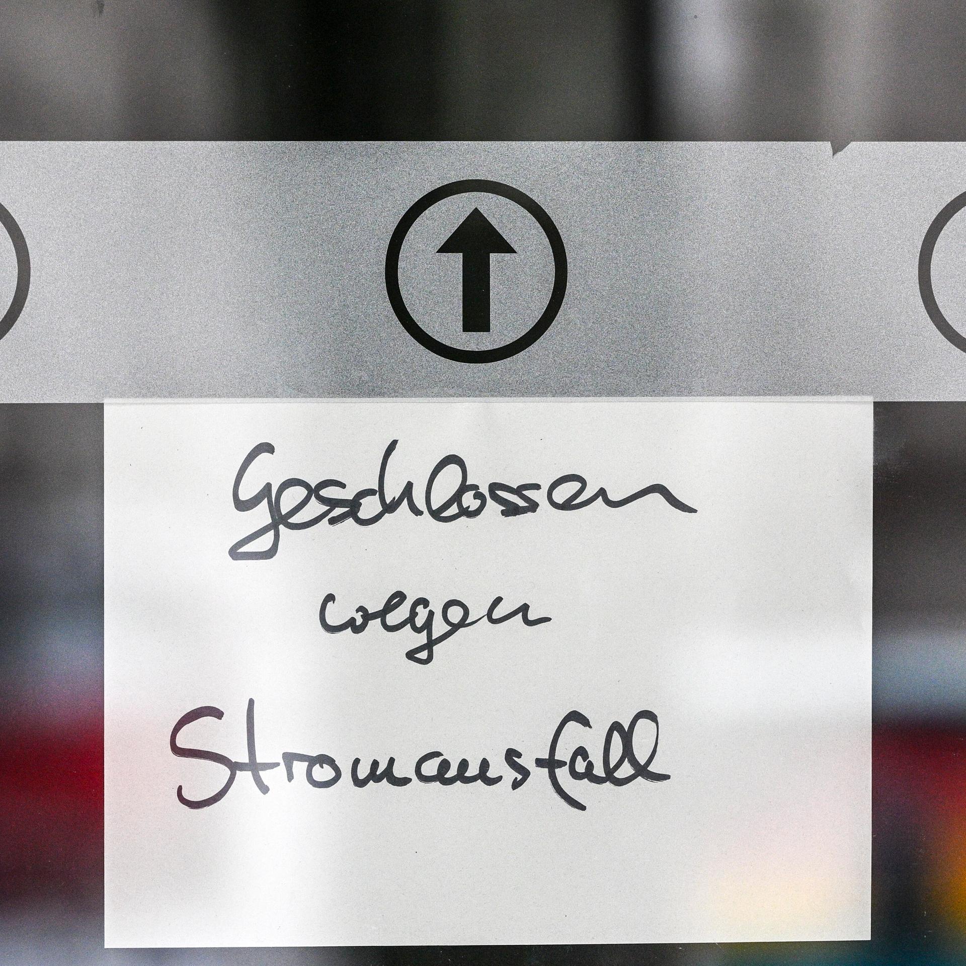 „Geschlossen wegen Stromausfall" steht auf einem Zettel an einem Supermarkt am S-Bahnhof Zehlendorf.