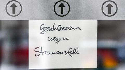 „Geschlossen wegen Stromausfall" steht auf einem Zettel an einem Supermarkt am S-Bahnhof Zehlendorf.