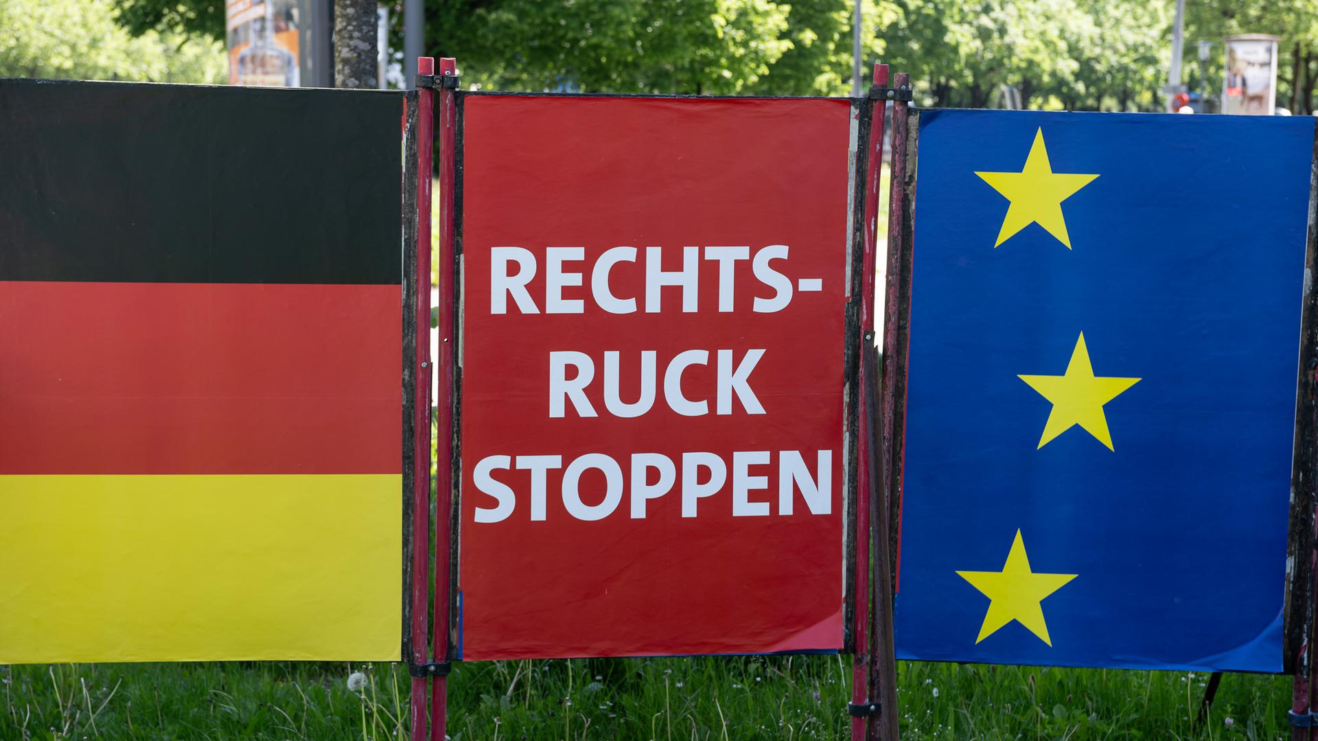 "Rechtsruck stoppen" steht auf einem Wahlplakat der SPD