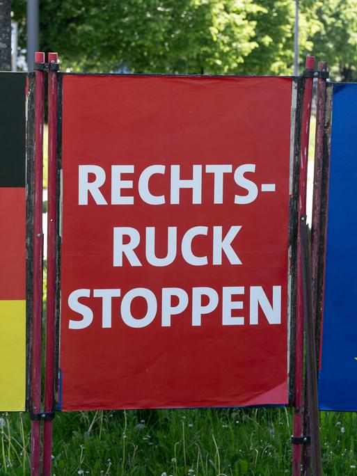 "Rechtsruck stoppen" steht auf einem Wahlplakat der SPD