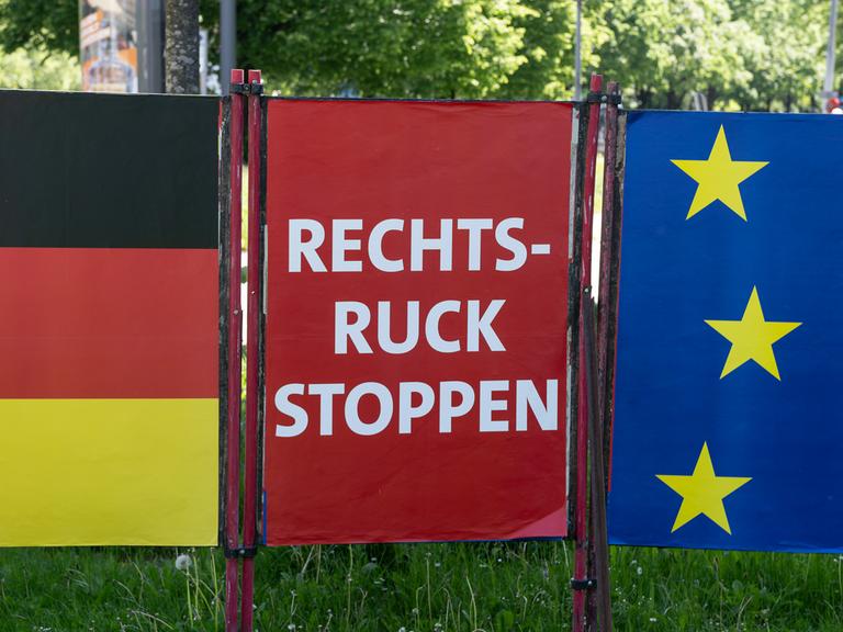 "Rechtsruck stoppen" steht auf einem Wahlplakat der SPD