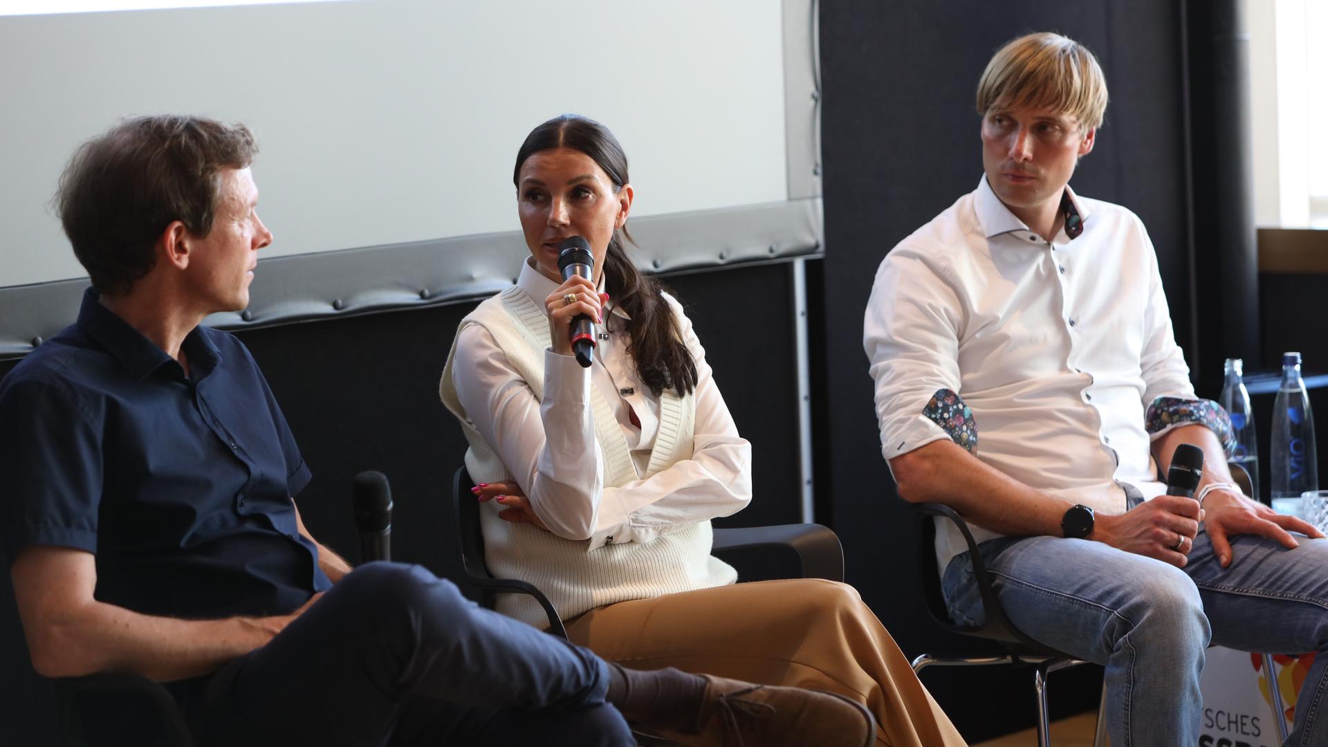 Teresa Enke (M.) und Martin Amedick (r.) auf einer Podiumsdiskussion zum Thema Depressionen im Spitzensport im Deutschen Fußballmuseum in Dortmund.