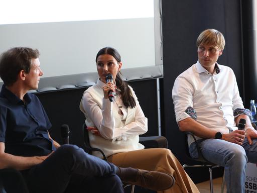 Teresa Enke (M.) und Martin Amedick (r.) auf einer Podiumsdiskussion zum Thema Depressionen im Spitzensport im Deutschen Fußballmuseum in Dortmund.