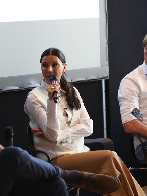 Teresa Enke (M.) und Martin Amedick (r.) auf einer Podiumsdiskussion zum Thema Depressionen im Spitzensport im Deutschen Fußballmuseum in Dortmund.