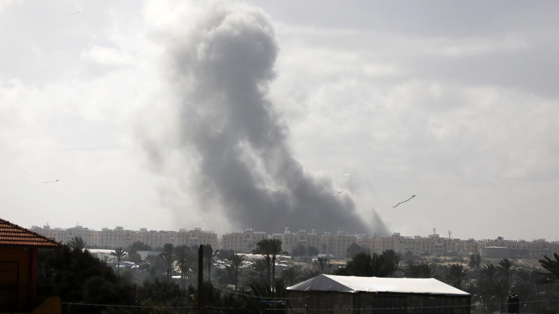 Palästinensische Gebiete, Chan Junis: Nach den israelischen Angriffen steigt Rauch über den Wohngebieten auf. 