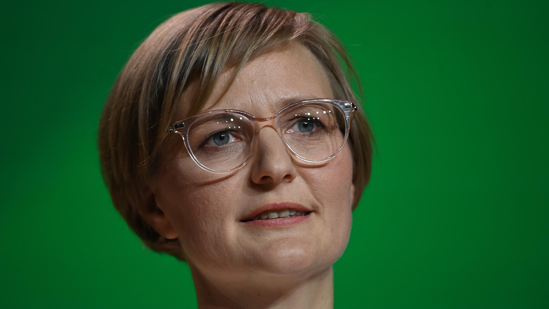 Portraitfoto von Franziska Brantner, Co-Bundesvorsitzende Bündnis 90/die Grünen, vor grünem Hintergrund