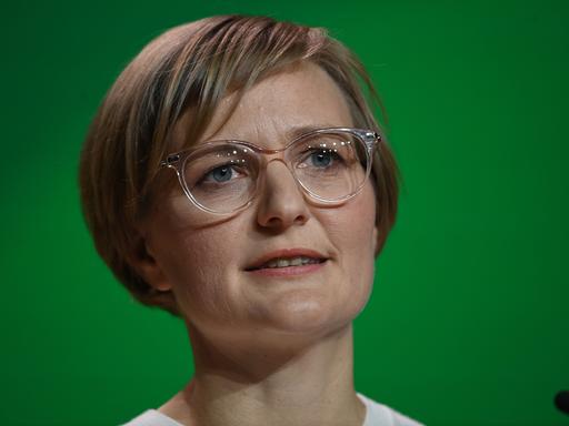 Portraitfoto von Franziska Brantner, Co-Bundesvorsitzende Bündnis 90/die Grünen, vor grünem Hintergrund