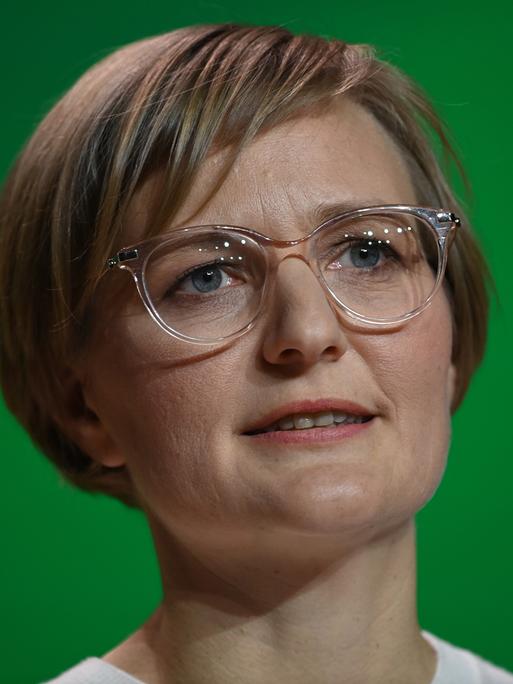 Portraitfoto von Franziska Brantner, Co-Bundesvorsitzende Bündnis 90/die Grünen, vor grünem Hintergrund