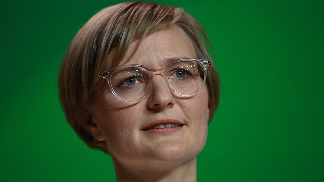 Portraitfoto von Franziska Brantner, Co-Bundesvorsitzende Bündnis 90/die Grünen, vor grünem Hintergrund Portraitfoto von Franziska Brantner, Co-Bundesvorsitzende Bündnis 90/die Grünen, vor grünem Hintergrund