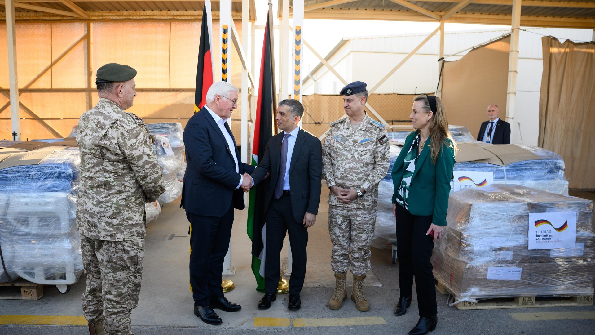 Bundespräsident Steinmeier (2.vl.) besucht das Camp Sonic der Bundeswehr auf der Luftwaffenbasis Al-Asrak in Jordanien und übergibt dort medizinische Güter für die jordanischen Feldhospitäler an Prinz Rashid Bin El Hassan (M).