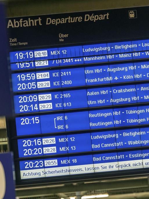 Eine Anzeigetafel an einem Bahnhof zeigt viele Zugverbindungen mit Angaben zu Verspätungen der Züge an.