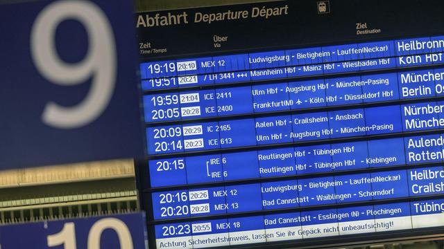 Eine Anzeigetafel an einem Bahnhof zeigt viele Zugverbindungen mit Angaben zu Verspätungen der Züge an.