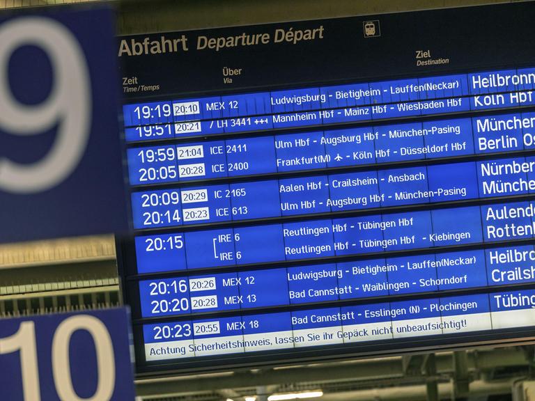 Eine Anzeigetafel an einem Bahnhof zeigt viele Zugverbindungen mit Angaben zu Verspätungen der Züge an.