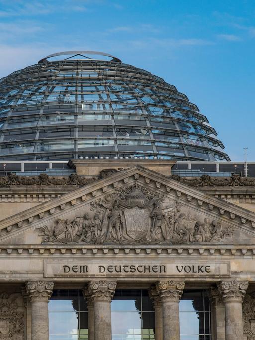 Der Reichstagsgebäude in Berlin mit dem Schriftzug: Dem Deutschen Volke.