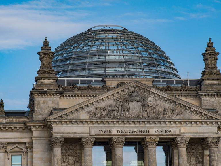Der Reichstagsgebäude in Berlin mit dem Schriftzug: Dem Deutschen Volke.