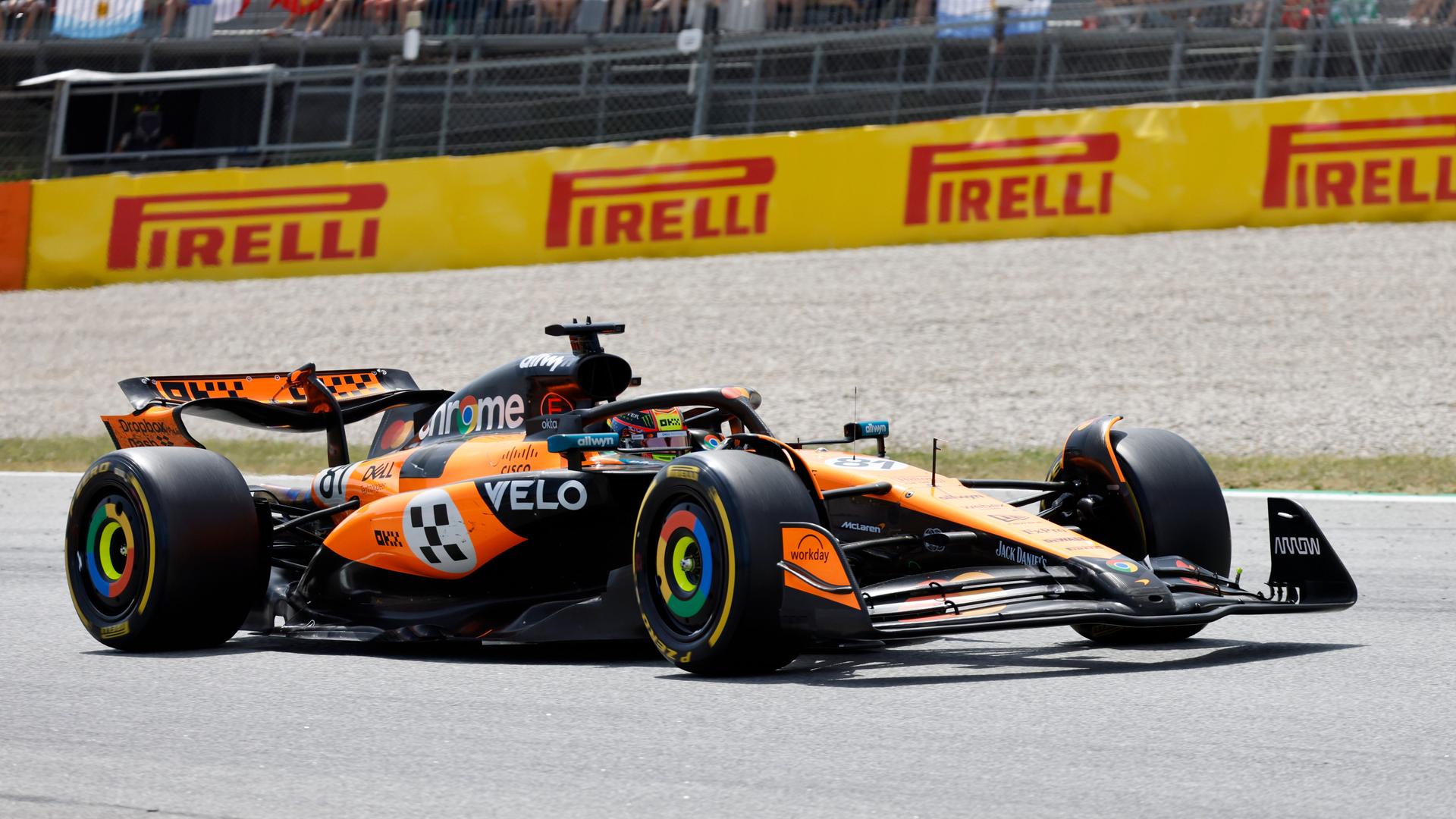 Der australische McLaren-Pilot Oscar Piastri steuert sein Auto während des Großen Preises von Spanien auf der Rennstrecke Barcelona Catalunya. 