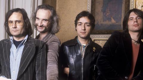 Die vier Musiker der Band Can posieren für die Kamera: Irmin Schmidt, Holger Czukay, Jaki Liebezeit, Michael Karoli Die vier Musiker der Band Can posieren für die Kamera: Irmin Schmidt, Holger Czukay, Jaki Liebezeit, Michael Karoli
