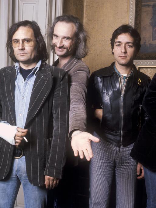 Die vier Musiker der Band Can posieren für die Kamera: Irmin Schmidt, Holger Czukay, Jaki Liebezeit, Michael Karoli