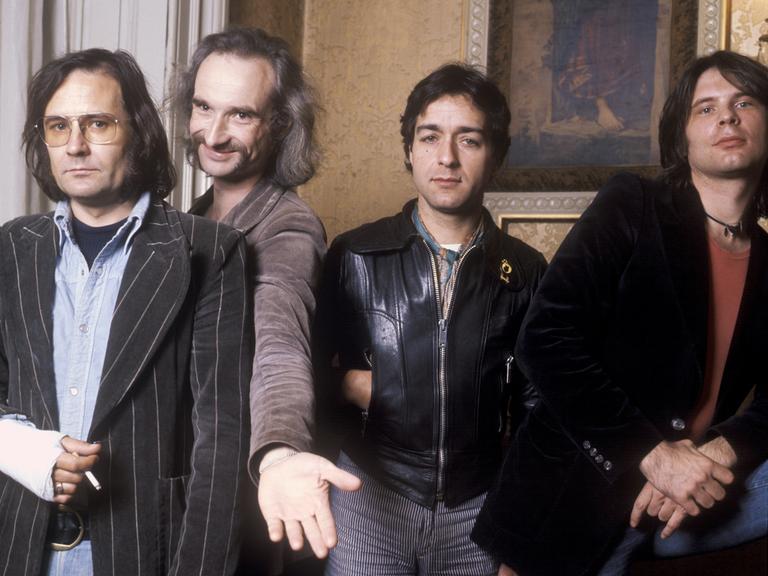 Die vier Musiker der Band Can posieren für die Kamera: Irmin Schmidt, Holger Czukay, Jaki Liebezeit, Michael Karoli