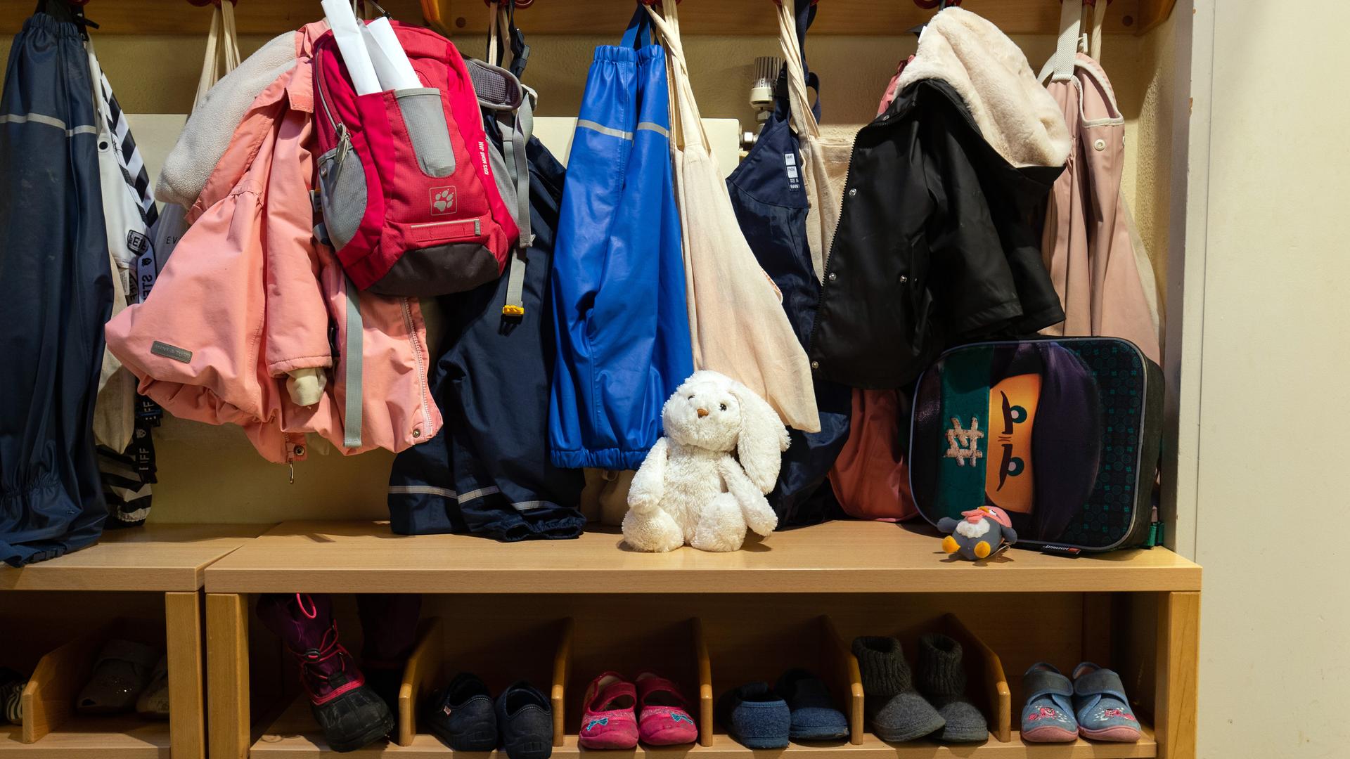 In der Garderobe in einer Kindertagesstätte (Kita) hängen Kinderjacken. In der Garderobe in einer Kindertagesstätte (Kita) hängen Kinderjacken.