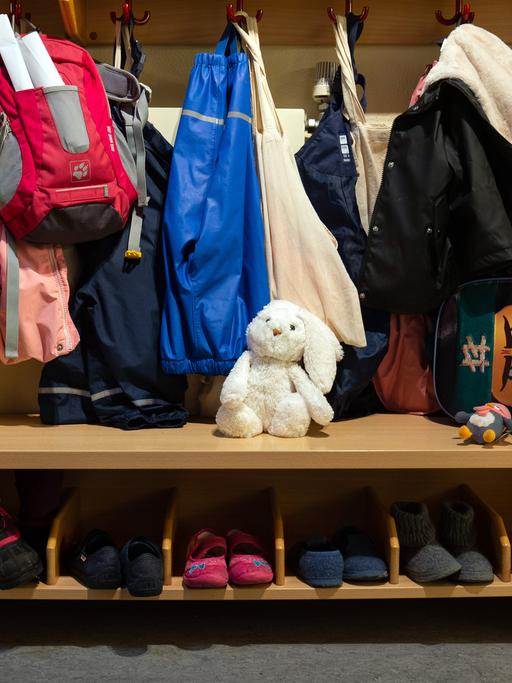 In der Garderobe in einer Kindertagesstätte (Kita) hängen Kinderjacken.