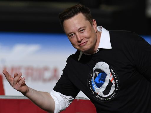 SpaceX-Gründer Elon Musk winkt dem Publikum zu, nachdem erfolgreichen Start einer Falcon-9-Rakete mit dem Raumschiff Crew Dragon vom Startplatz 39A im Kennedy Space Center geehrt wurde.