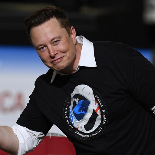 SpaceX-Gründer Elon Musk winkt dem Publikum zu, nachdem erfolgreichen Start einer Falcon-9-Rakete mit dem Raumschiff Crew Dragon vom Startplatz 39A im Kennedy Space Center geehrt wurde.