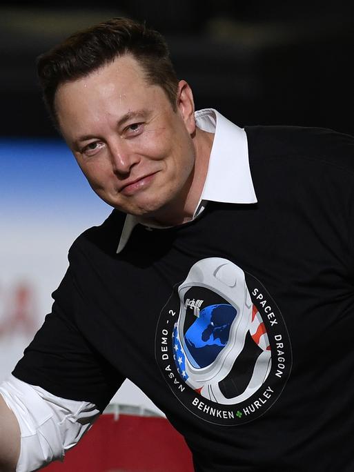 SpaceX-Gründer Elon Musk winkt dem Publikum zu, nachdem erfolgreichen Start einer Falcon-9-Rakete mit dem Raumschiff Crew Dragon vom Startplatz 39A im Kennedy Space Center geehrt wurde.