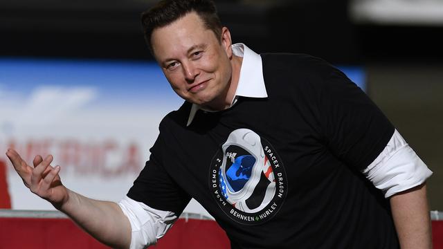 SpaceX-Gründer Elon Musk winkt dem Publikum zu, nachdem erfolgreichen Start einer Falcon-9-Rakete mit dem Raumschiff Crew Dragon vom Startplatz 39A im Kennedy Space Center geehrt wurde.