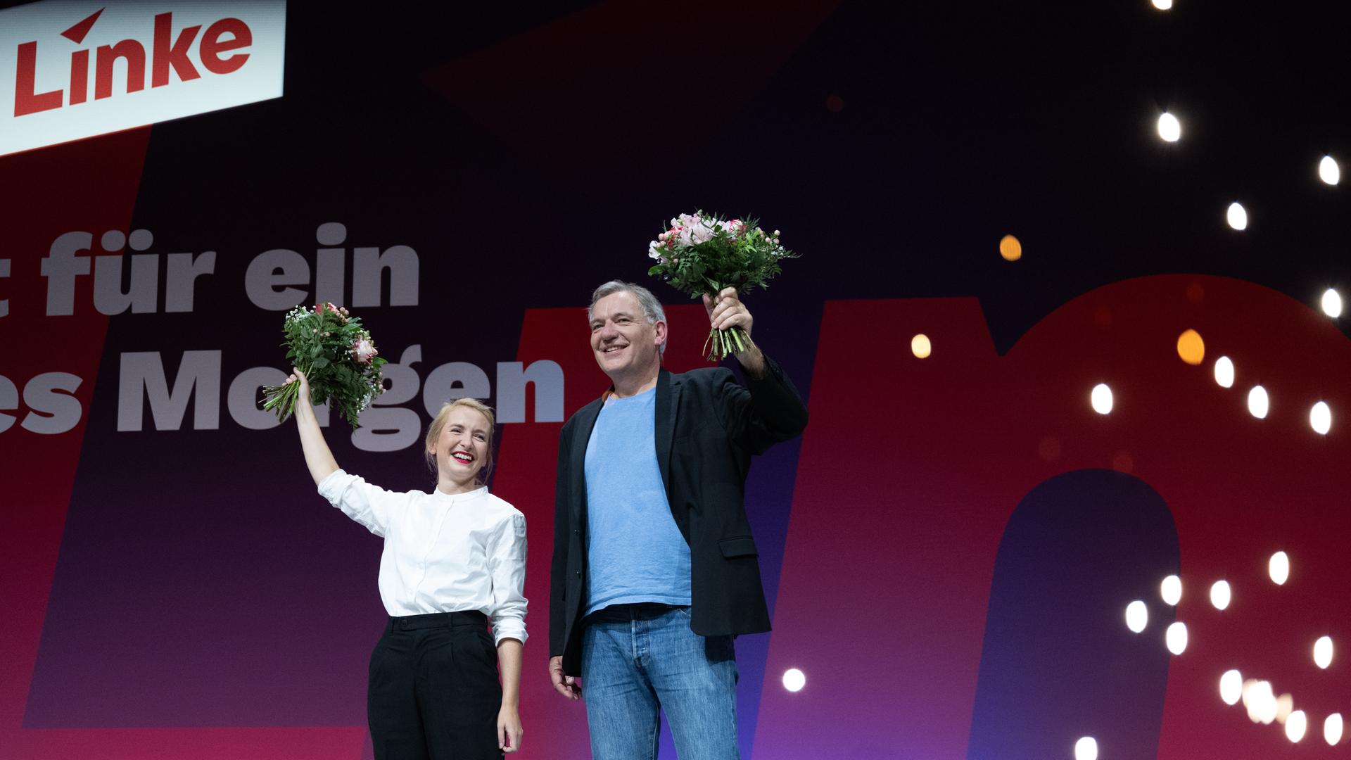 Ines Schwerdtner (l) und Jan van Aken, die neuen Vorsitzenden der Linken, freuen sich nach ihrer Wahl auf dem Bundesparteitag.