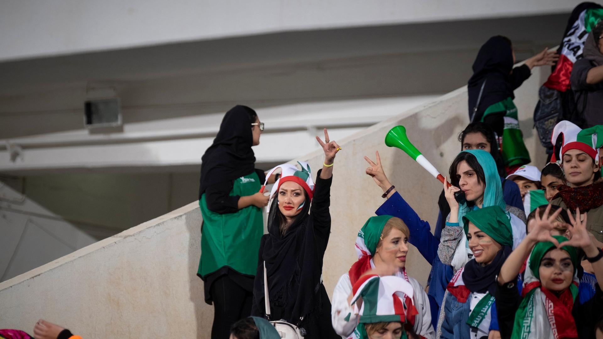 Eine Iranerin zeigt beim Besuch eines Fußballspiels im Stadion im Teheran das Victory-Zeichen. 