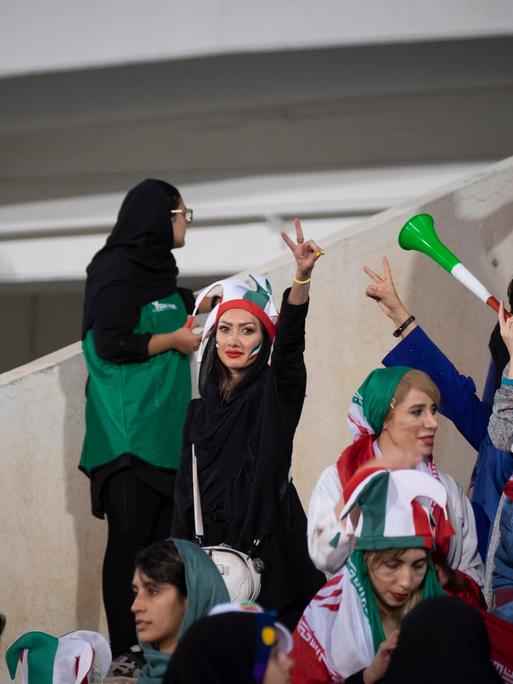Eine Iranerin zeigt beim Besuch eines Fußballspiels im Stadion im Teheran das Victory-Zeichen. 