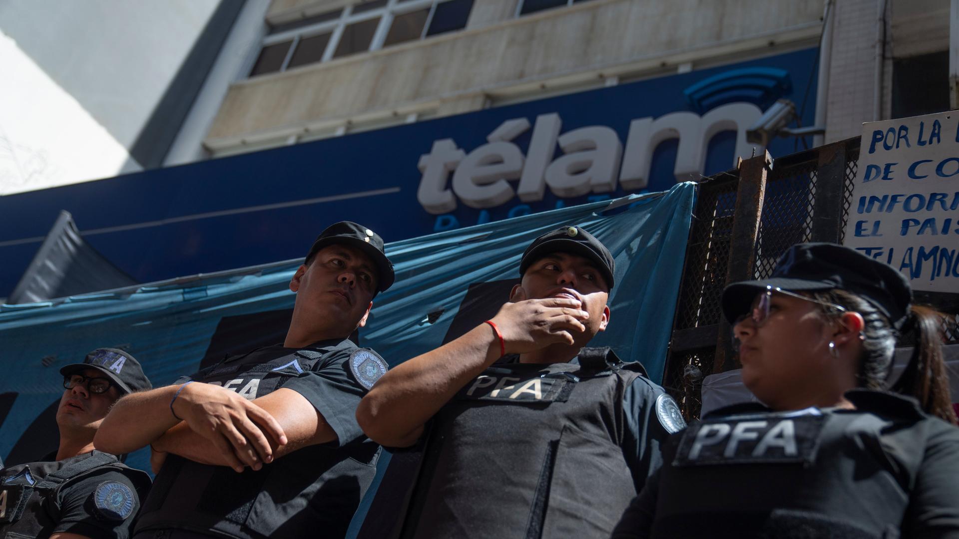 Argentinische Polizisten stehen vor dem Gebäude der argentinischen Nachrichtenagentur Télam