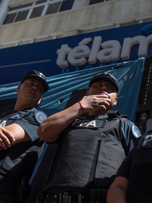 Argentinische Polizisten stehen vor dem Gebäude der argentinischen Nachrichtenagentur Télam