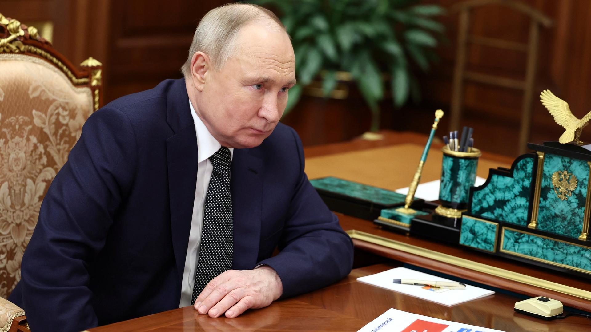 Der russische Präsident Wladimir Putin hört dem Moskauer Bürgermeister Sergej Sobjanin während ihres Treffens im Kreml in Moskau (4. März 2024) zu.