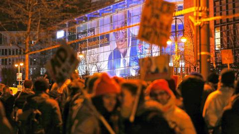 Demonstration "Aufstand der Anständigen - Wir sind die Brandmauer" vor der CDU-Zentrale in Berlin am 2. Februar 2025 Demonstration "Aufstand der Anständigen - Wir sind die Brandmauer" vor der CDU-Zentrale in Berlin am 2. Februar 2025