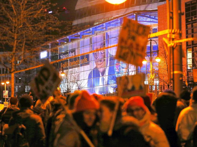 Demonstration "Aufstand der Anständigen - Wir sind die Brandmauer" vor der CDU-Zentrale in Berlin am 2. Februar 2025
