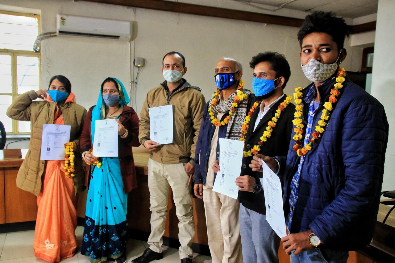 Pakistanische Hindu-Flüchtlinge zeigen in Jaipur, Rajasthan, ihre Bescheinigung, nachdem die Behörden ihnen die indische Staatsbürgerschaft gewährt haben