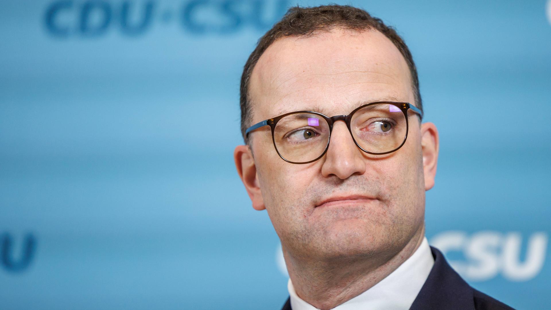 Jens Spahn blickt angespannt zur Seite, als er vor den Fraktionssitzung der CDU/CSU ein Statement abgibt. Jens Spahn blickt angespannt zur Seite, als er vor den Fraktionssitzung der CDU/CSU ein Statement abgibt.