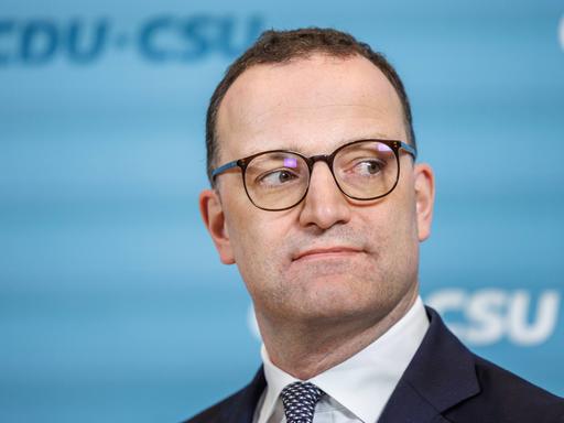 Jens Spahn blickt angespannt zur Seite, als er vor den Fraktionssitzung der CDU/CSU ein Statement abgibt.