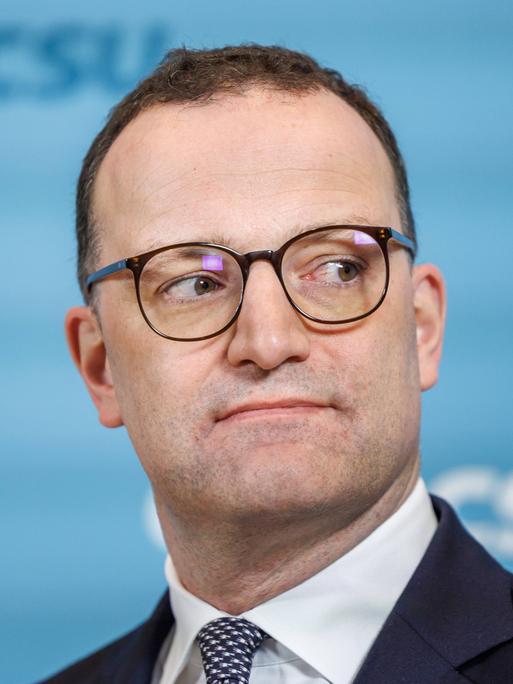 Jens Spahn blickt angespannt zur Seite, als er vor den Fraktionssitzung der CDU/CSU ein Statement abgibt.