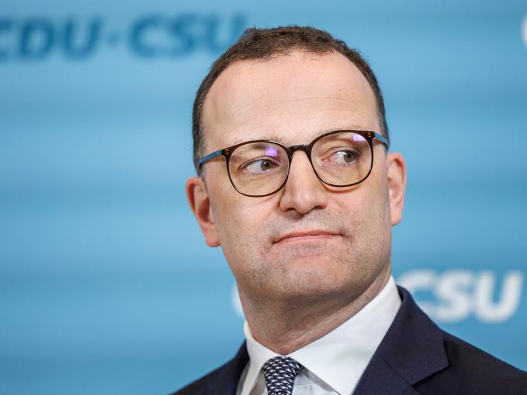 Jens Spahn blickt angespannt zur Seite, als er vor den Fraktionssitzung der CDU/CSU ein Statement abgibt.