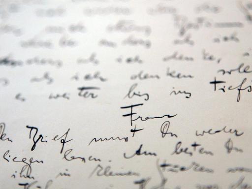 Nahaufnahme der Handschrift von Franz Kafka in einem der Briefe an seine Schwester Ottla. Das Wort "Franz" sticht hervor.