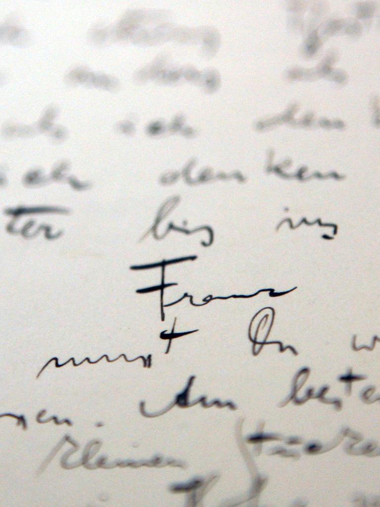 Nahaufnahme der Handschrift von Franz Kafka in einem der Briefe an seine Schwester Ottla. Das Wort "Franz" sticht hervor.