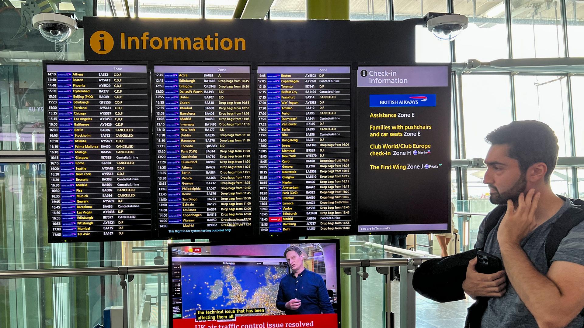 London: Passagiere blicken auf die Abflugtafel am Flughafen Heathrow. London: Passagiere blicken auf die Abflugtafel am Flughafen Heathrow.