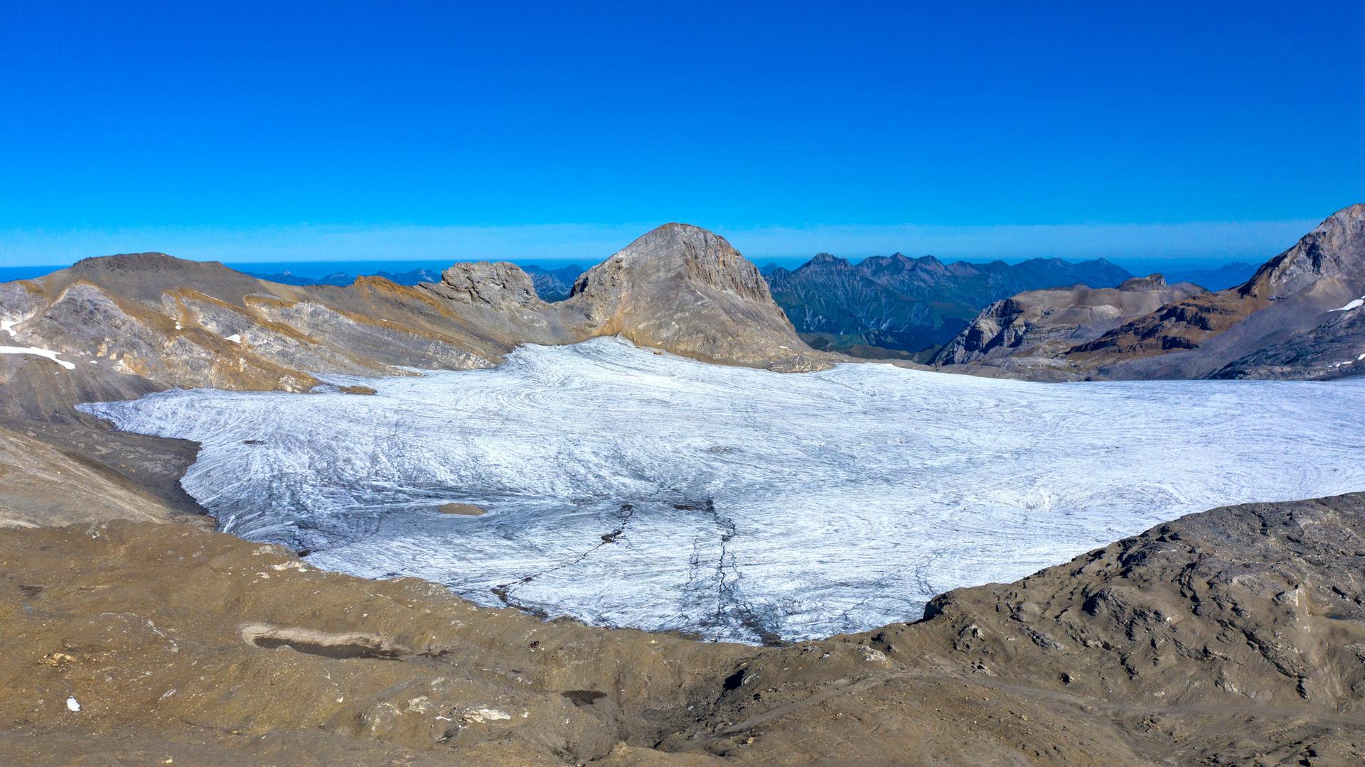 Plateaugletscher Plaine Morte vor hellblauem Himmel in den Berner Alpen, Schweiz