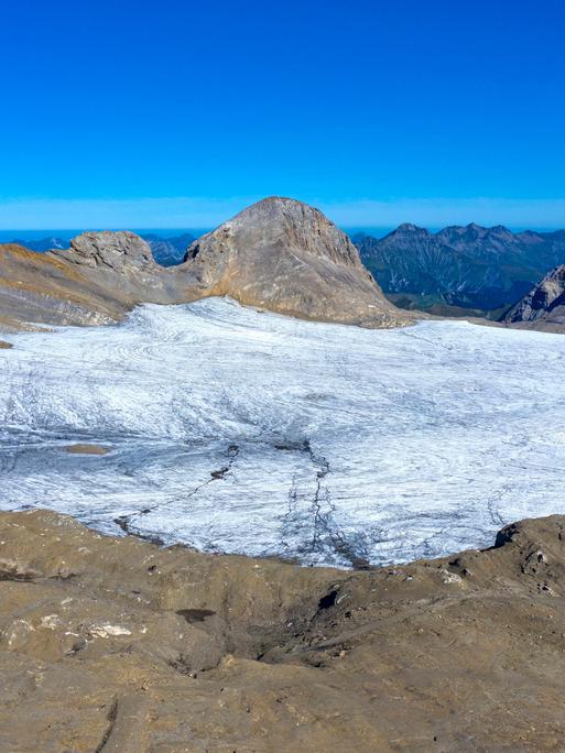 Plateaugletscher Plaine Morte vor hellblauem Himmel in den Berner Alpen, Schweiz